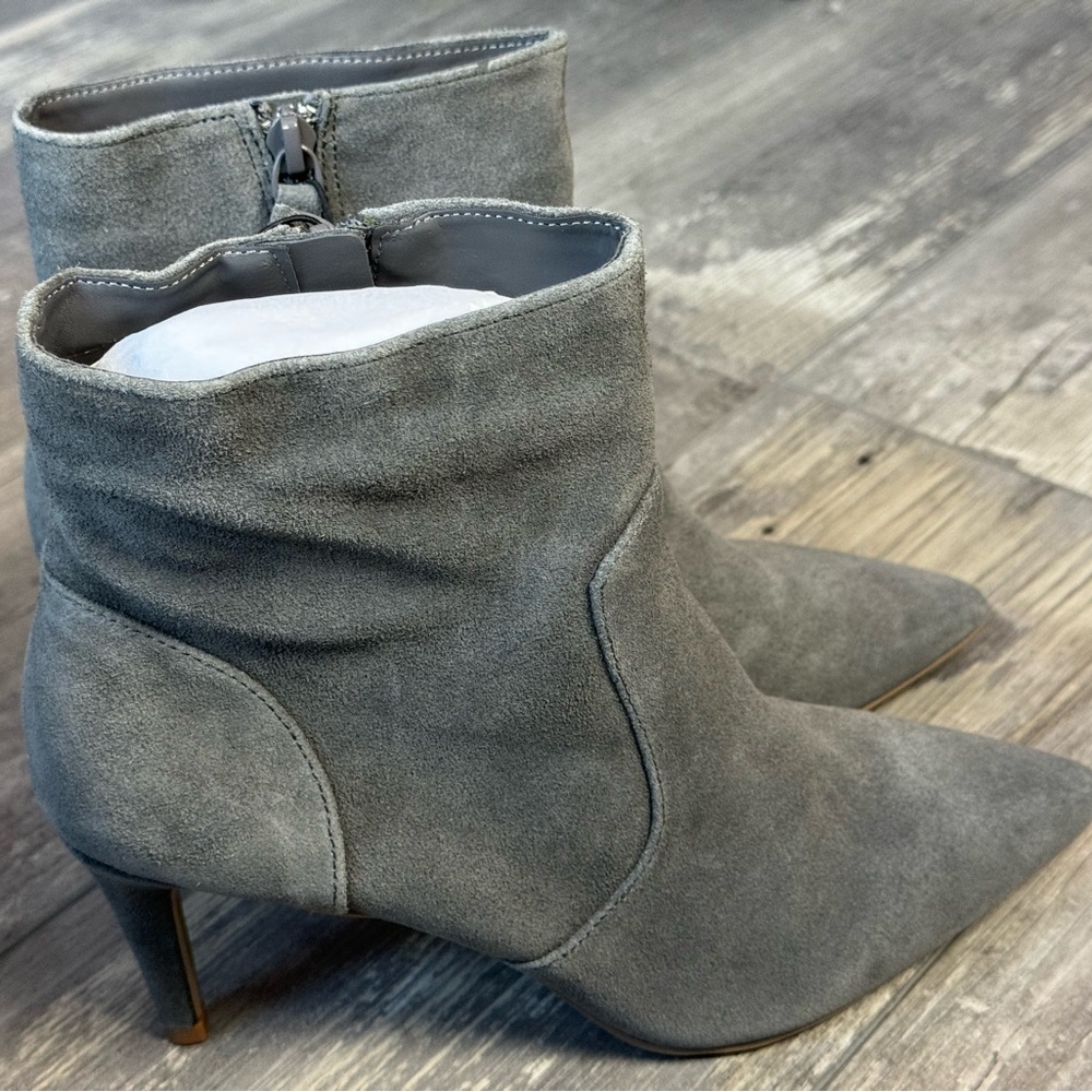 Violet & Red Quintin gray suede bootie size 8 heeled